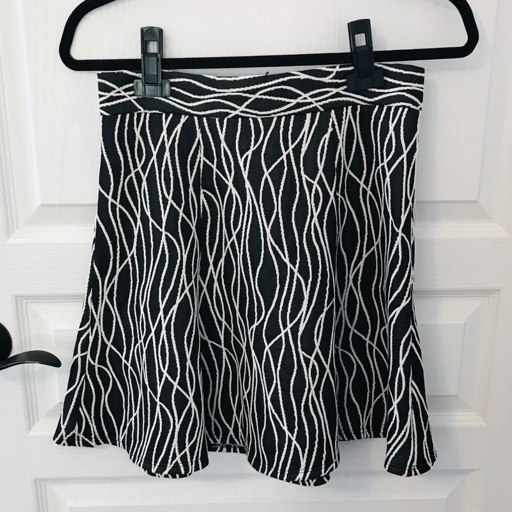 Barneys New York Skirt in black and white pattern